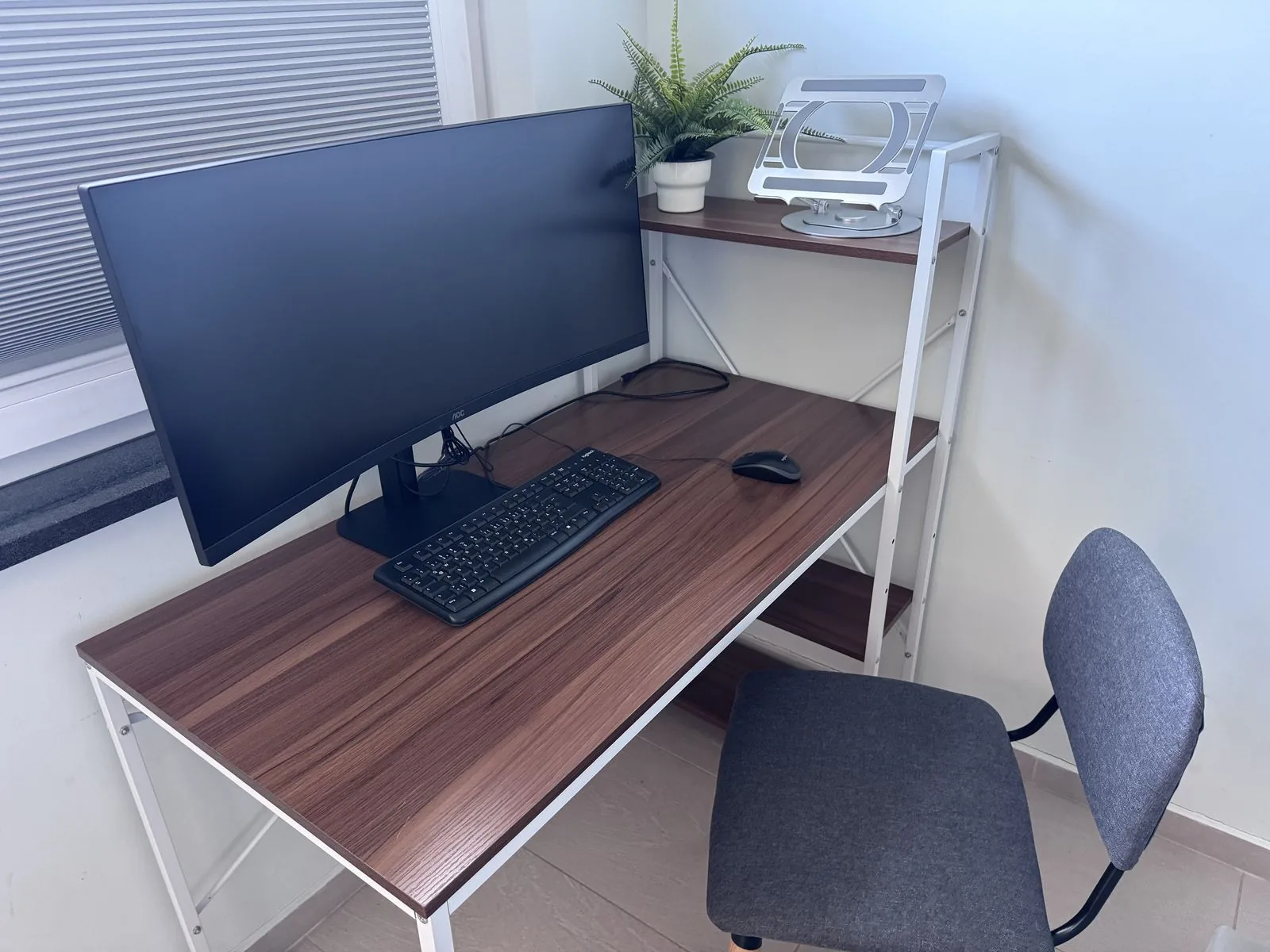 Arbeitsplatz mit 34-Zoll-Display und USB-C-Dockingstation im Deluxe Apartment Eins
