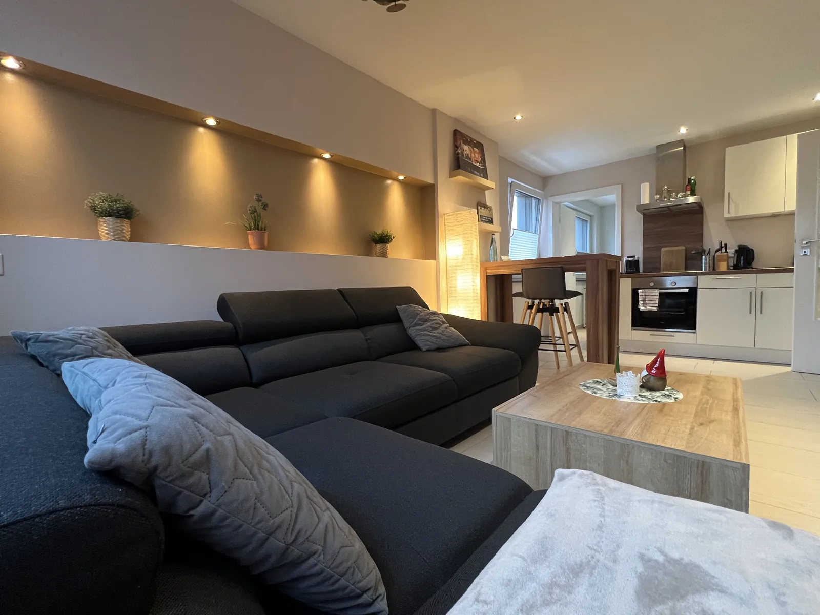 Couchlandschaft mit Blick zur offenen Küche im Deluxe Apartment Eins