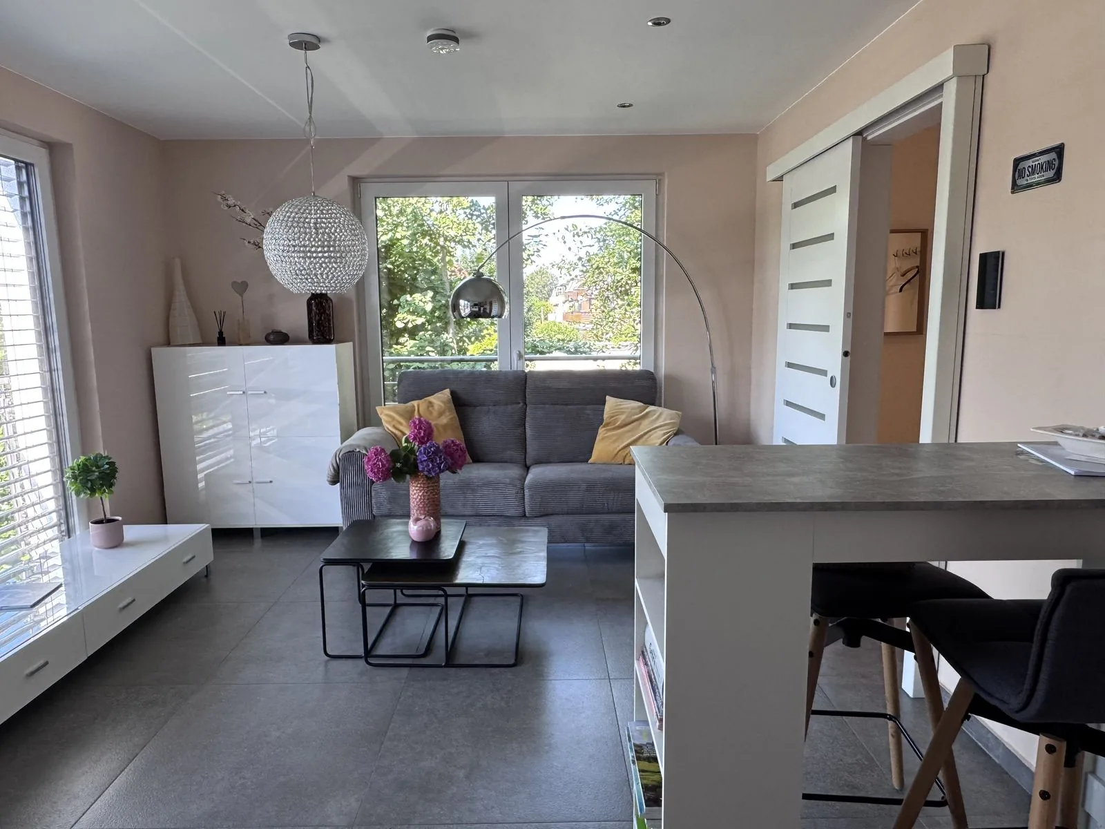 Offene Wohnküche mit Frühstücksbar und Wohnbereich im Deluxe Apartment Zwei