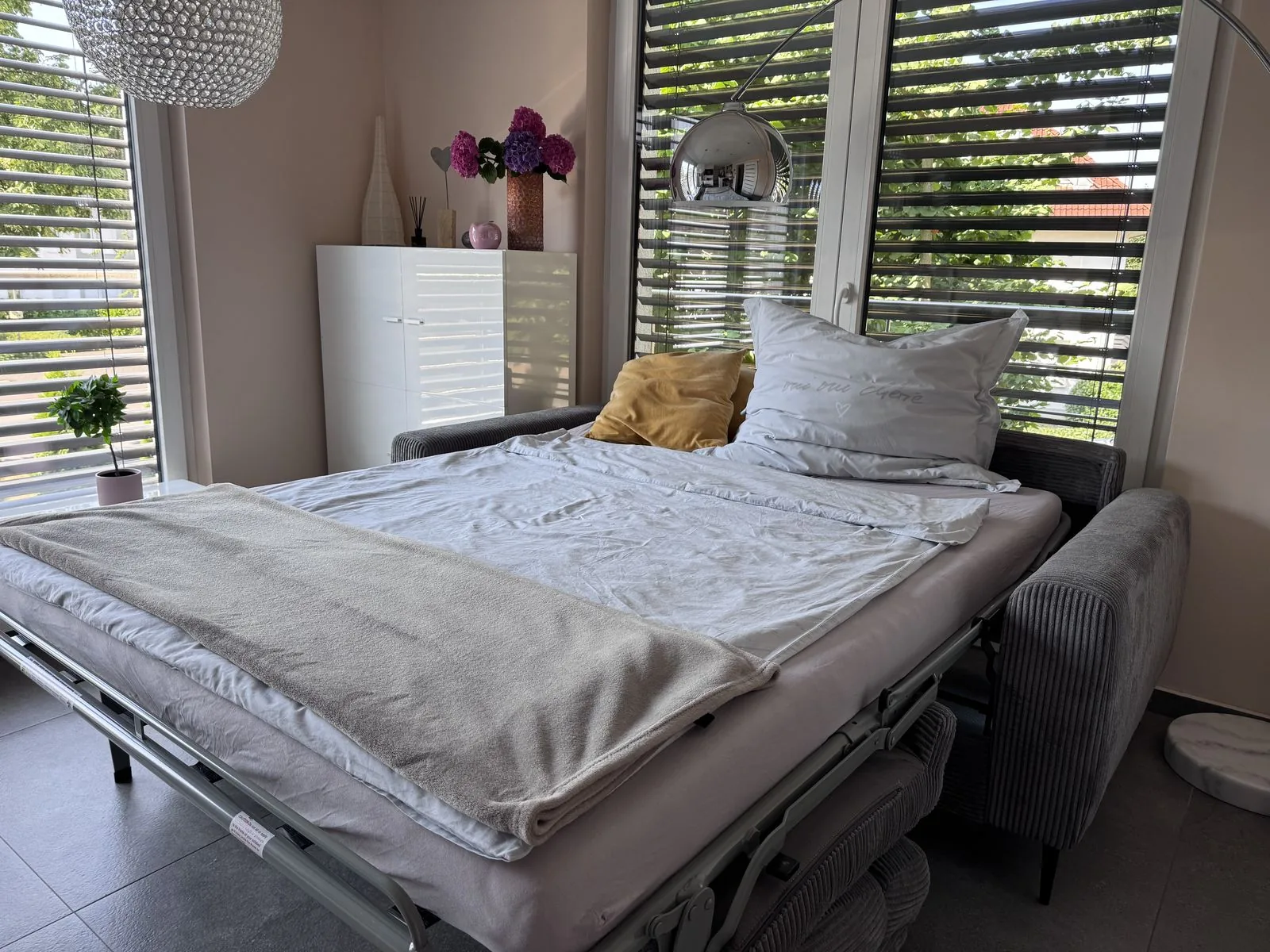 Frisch bezogenes Bett am Fenster im Deluxe Apartment Zwei