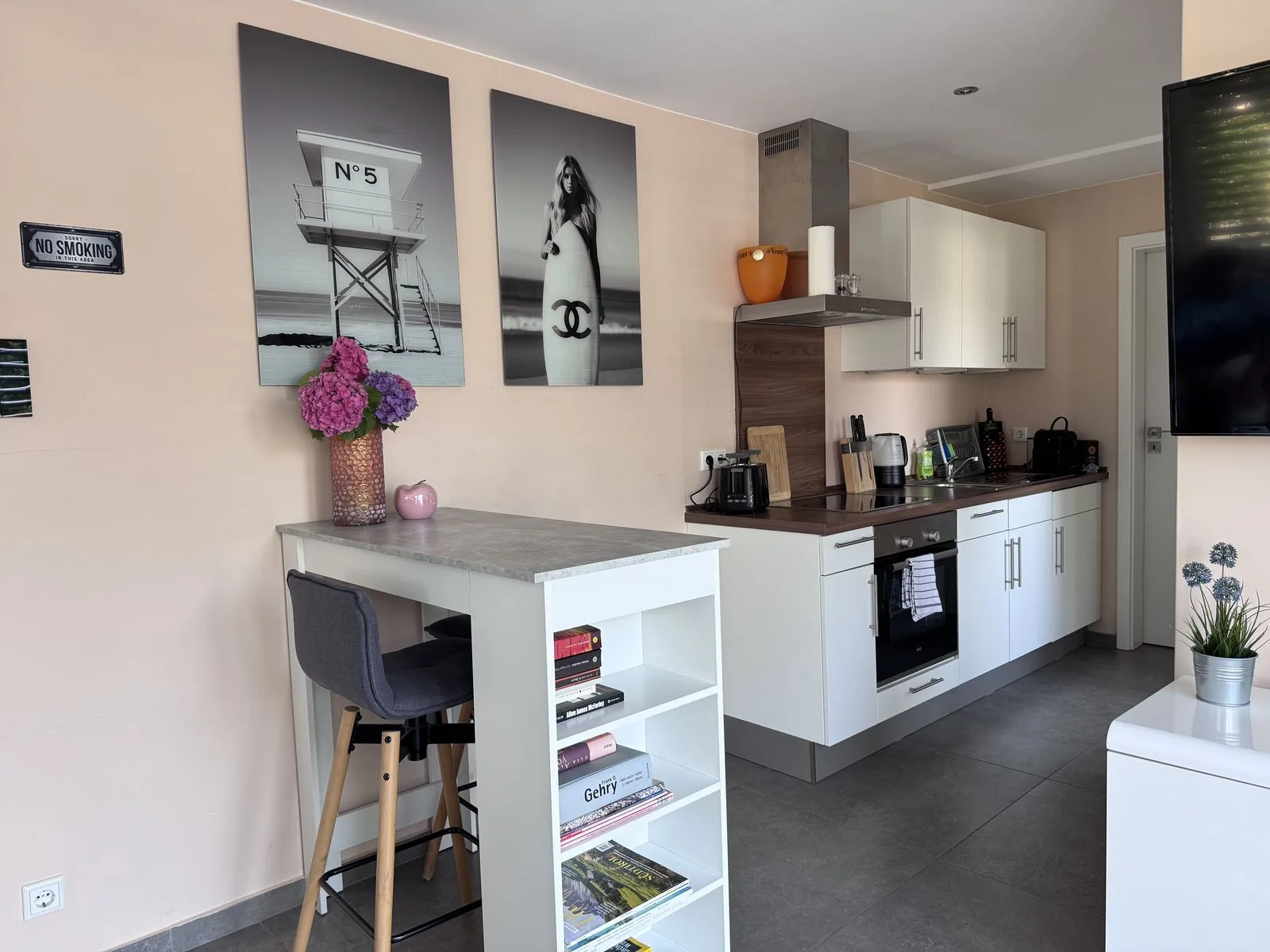 Moderne Küche mit Backofen und Frühstücksbar im Deluxe Apartment Zwei