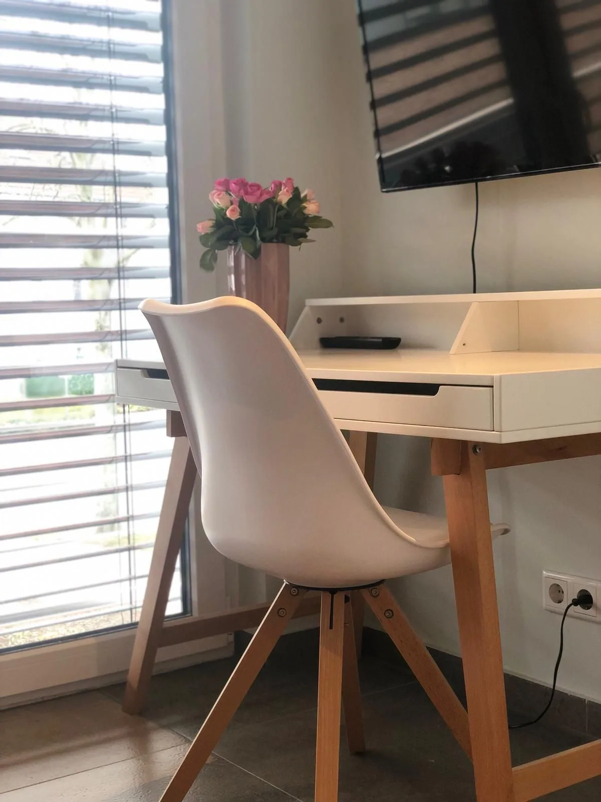 Heller Arbeitsplatz mit Schreibtisch am Fenster im Deluxe Apartment Zwei