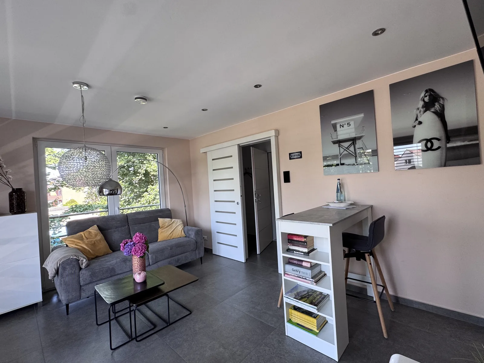 Wohnbereich mit Sofa und Wandbildern im Deluxe Apartment Zwei