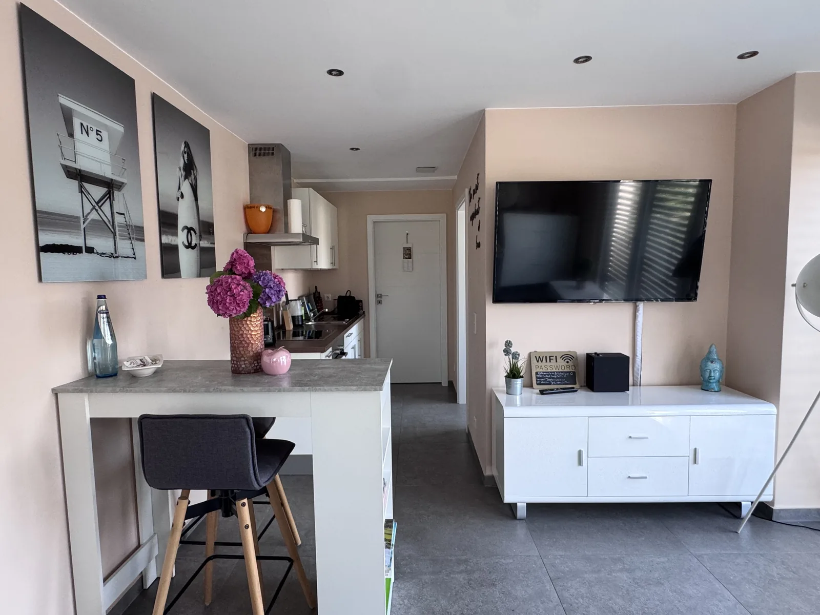 Frühstücksbar mit Blick auf Fernseher und Wohnbereich im Deluxe Apartment Zwei