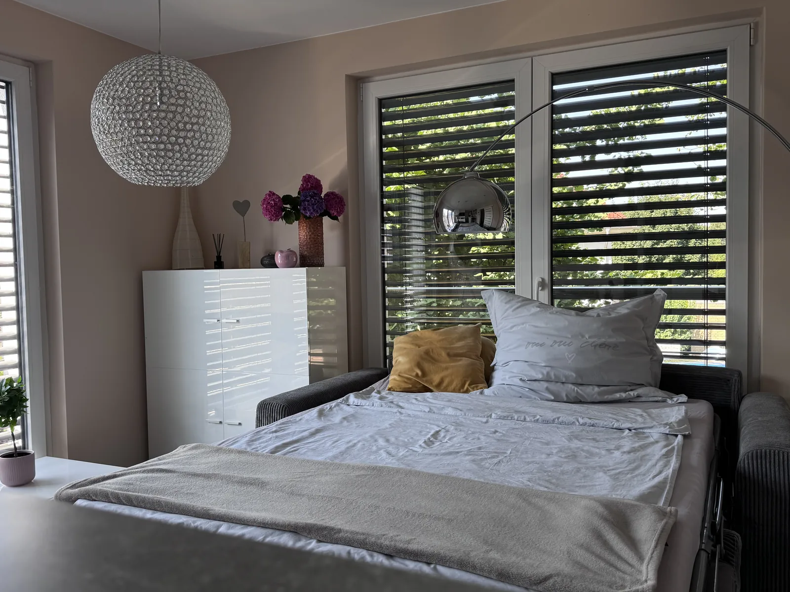 Queensize-Bett am Fenster im Deluxe Apartment Zwei